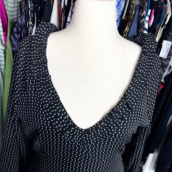 👗|•VERY J•| Black & White Dot Ruffled Deep V-neck Dress Size Large - Picture 2 of 10